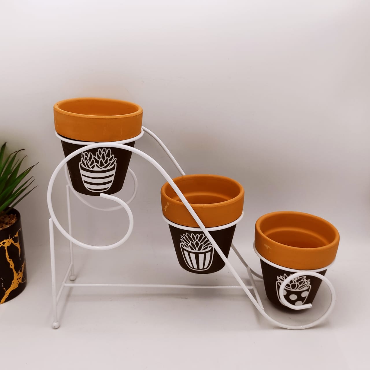 Classy Clay Pots with Metal Frame - waseeh.com