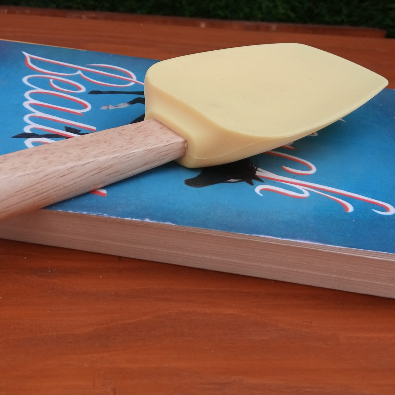 Simple Silicone Bamboo Spatula - waseeh.com
