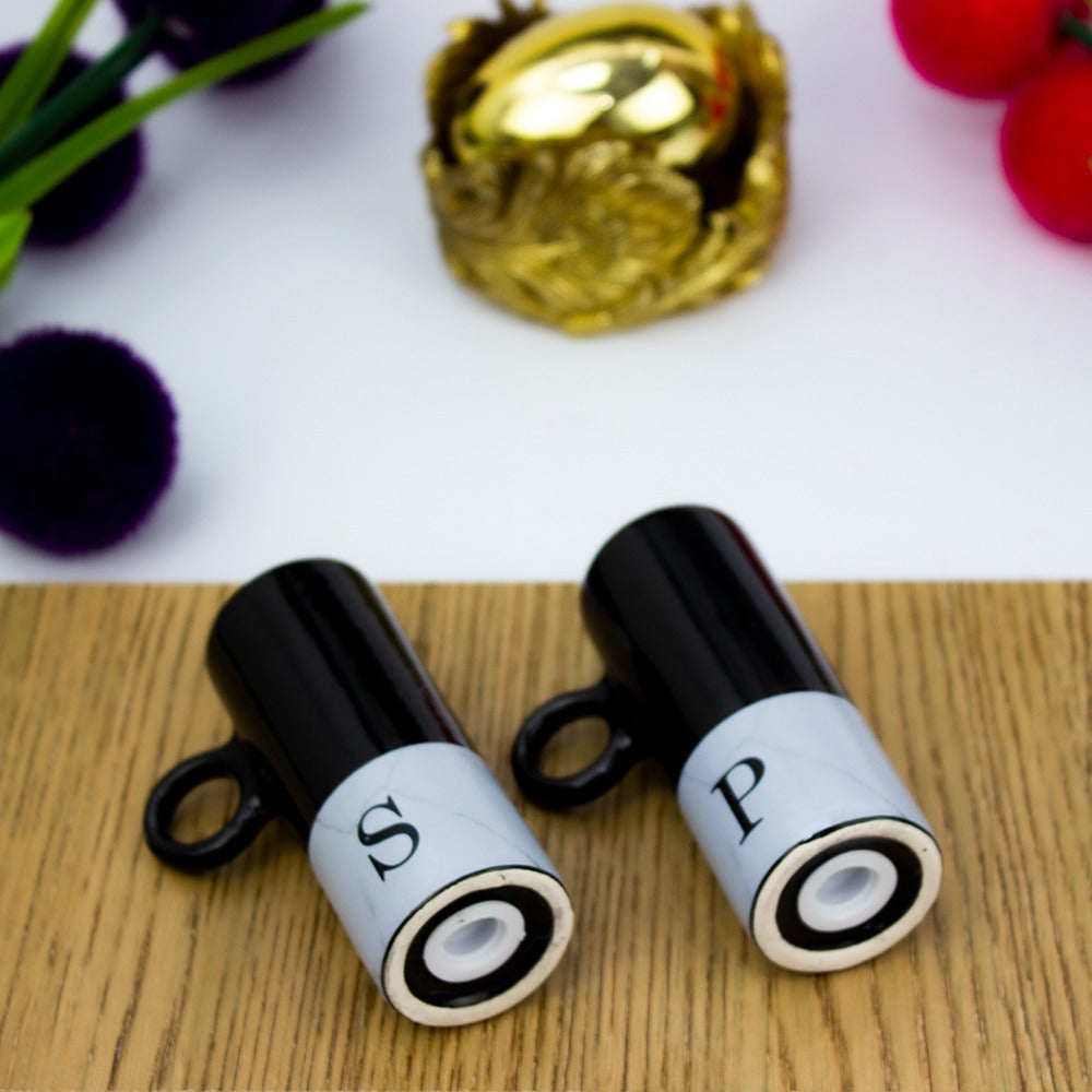Salt and Pepper Set (Hold it) - waseeh.com