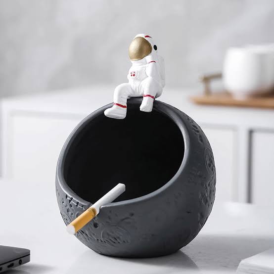 Astronaut Ash Tray - waseeh.com